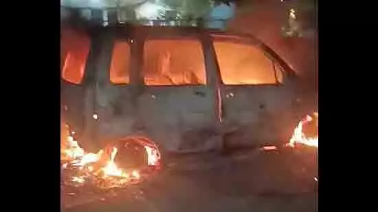 Ludhiana में विरोधी गुटों के बीच झड़प में 2 घायल, कारें फूंकी गईं Ludhiana में विरोधी गुटों के बीच झड़प में 2 घायल, कारें फूंकी गईं