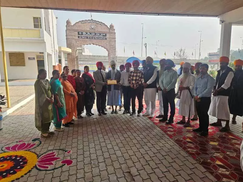 Amritsar: कॉलेज स्टाफ ने बाढ़ प्रभावित लोगों के लिए 1.13 लाख रुपये दान किए Amritsar: कॉलेज स्टाफ ने बाढ़ प्रभावित लोगों के लिए 1.13 लाख रुपये दान किए
