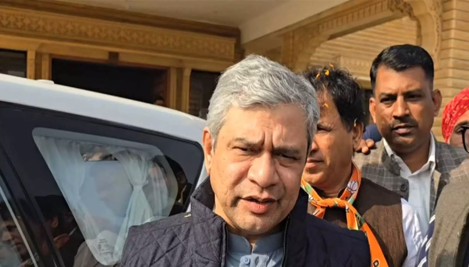 Ashwini Vaishnav ने स्वर्ण नगरी ट्रेन उद्घाटन के बाद जैसलमेर परियोजनाओं की दी जानकारी Ashwini Vaishnav ने स्वर्ण नगरी ट्रेन उद्घाटन के बाद जैसलमेर परियोजनाओं की दी जानकारी