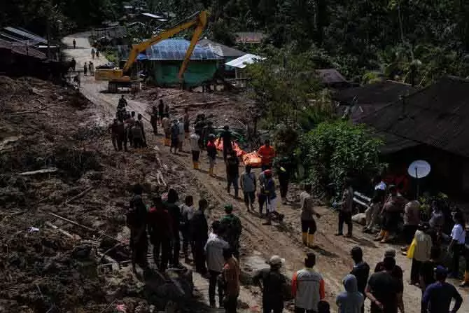 Indonesia: सुमात्रा में लैंडस्लाइड और बाढ़ से 300 से अधिक की मौत, हजारों बेघर Indonesia: सुमात्रा में लैंडस्लाइड और बाढ़ से 300 से अधिक की मौत, हजारों बेघर