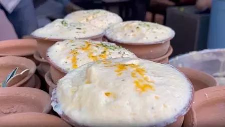 गुलाबी ठंड की शुरुआत होते ही वाराणसी में मलइयो खाने पहुंच रहे लोग, क्या है इसकी खासियत? गुलाबी ठंड की शुरुआत होते ही वाराणसी में मलइयो खाने पहुंच रहे लोग, क्या है इसकी खासियत?