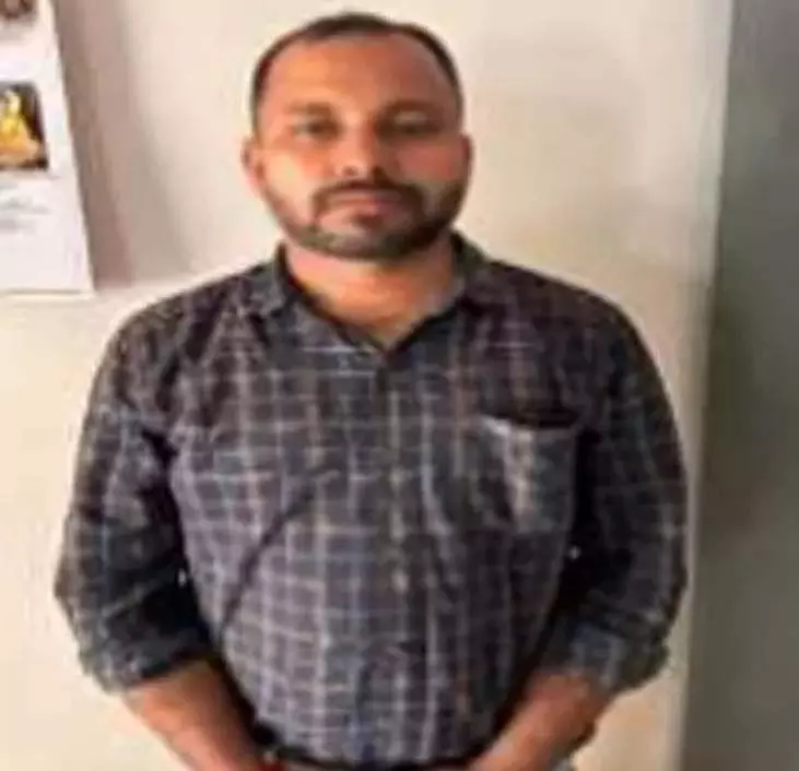 पासपोर्ट के नाम पर अवैध वसूली, कोर्ट ने सुनाई 3 साल की जेल की सजा पासपोर्ट के नाम पर अवैध वसूली, कोर्ट ने सुनाई 3 साल की जेल की सजा