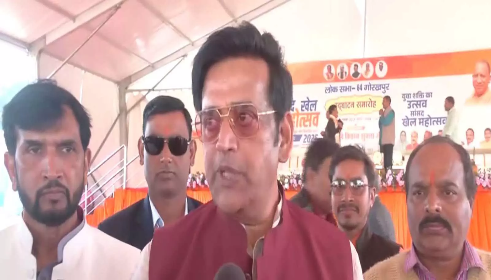 बंगाल में 1 करोड़ से ज़्यादा फर्जी मतदाता मिलेंगे: BJP सांसद रवि किशन ने TMC पर निशाना साधा बंगाल में 1 करोड़ से ज़्यादा फर्जी मतदाता मिलेंगे: BJP सांसद रवि किशन ने TMC पर निशाना साधा