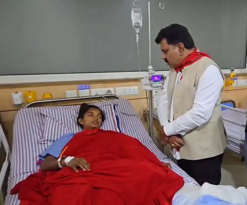 IED ब्लास्ट में घायल महिला कांस्टेबल से मिलने पहुंचे उपमुख्यमंत्री विजय शर्मा IED ब्लास्ट में घायल महिला कांस्टेबल से मिलने पहुंचे उपमुख्यमंत्री विजय शर्मा