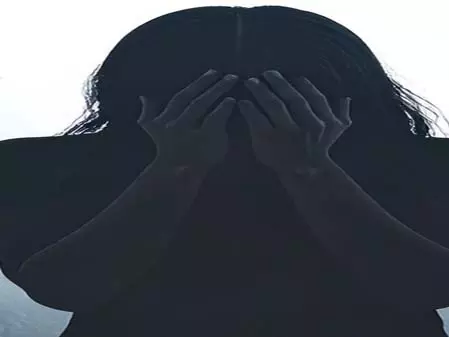 कोलकाता में तीन लोगों ने महिला को कार में खींचा, जबरन शराब पिलाकर की छेड़छाड़ कोलकाता में तीन लोगों ने महिला को कार में खींचा, जबरन शराब पिलाकर की छेड़छाड़