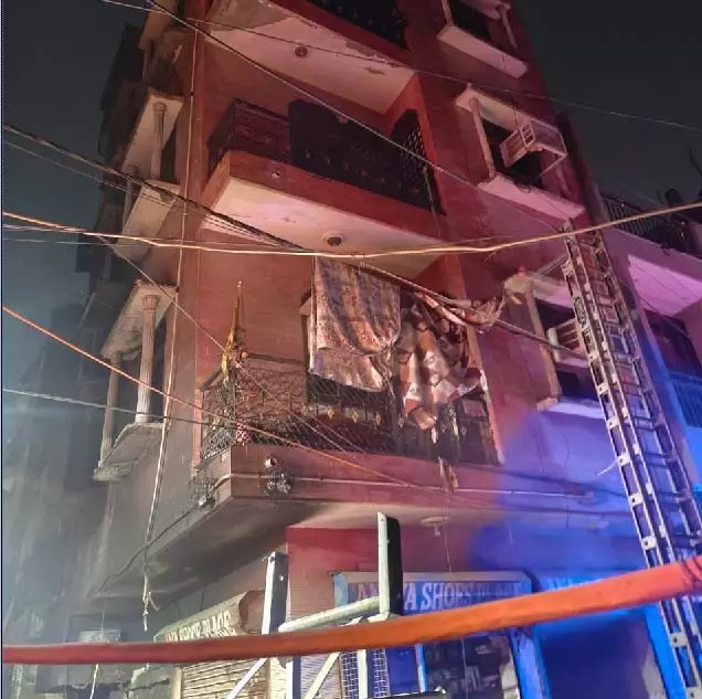 टिगरी एक्सटेंशन की चार मंजिला इमारत में आग, 3 की मौत टिगरी एक्सटेंशन की चार मंजिला इमारत में आग, 3 की मौत