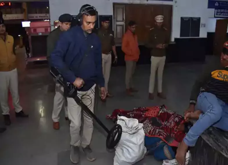 दुर्ग पुलिस का विशेष अभियान, आउटर और स्लम इलाकों में छापेमारी दुर्ग पुलिस का विशेष अभियान, आउटर और स्लम इलाकों में छापेमारी