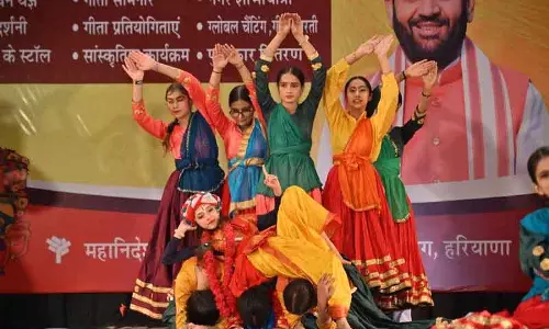 Sirsa में गीता महोत्सव के दूसरे दिन हवन और सांस्कृतिक कार्यक्रमों ने समां बांधा Sirsa में गीता महोत्सव के दूसरे दिन हवन और सांस्कृतिक कार्यक्रमों ने समां बांधा