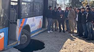 Bhattakufar cave in: GSI टीम ने शिमला में धंसी सड़क की जगह का मुआयना किया