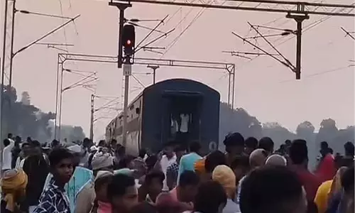 Bihar : चलती ट्रेन दो हिस्सों में टूटकर बिखरी, यात्रियों में हड़कंप Bihar : चलती ट्रेन दो हिस्सों में टूटकर बिखरी, यात्रियों में हड़कंप