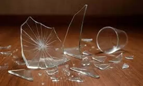 Breaking of Glass: शुभ या अशुभ,सुबह सुबह कांच का टूटना किस बात का संकेत देता है Breaking of Glass: शुभ या अशुभ,सुबह सुबह कांच का टूटना किस बात का संकेत देता है