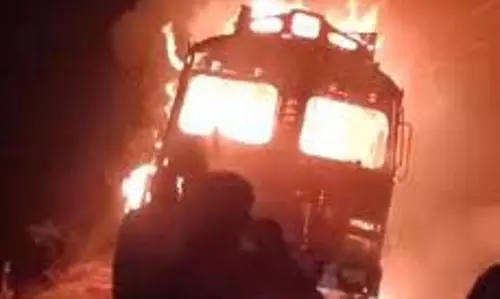 Samastipur: बिजली के हाई-वोल्टेज तार की चपेट में आया ट्रक जला, एक की मौत Samastipur: बिजली के हाई-वोल्टेज तार की चपेट में आया ट्रक जला, एक की मौत