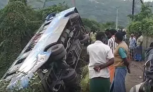 Bus पलटने से हादसा: अयप्पा भक्त घायल