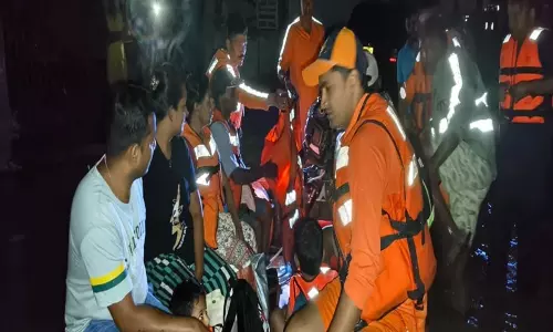 ऑपरेशन सागर बंधु: NDRF टीमें श्रीलंका में बाढ़ राहत और बचाव में जुटीं ऑपरेशन सागर बंधु: NDRF टीमें श्रीलंका में बाढ़ राहत और बचाव में जुटीं