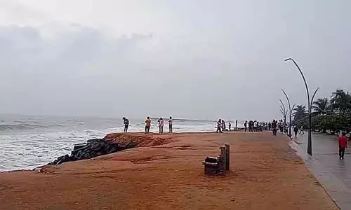 Tamil Nadu : पुलिस की चेतावनी के बावजूद लोग पुडुचेरी के बीच पर गए