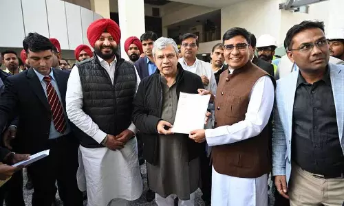 Nangal में ट्रैफिक की चिंताओं को लेकर बीजेपी नेताओं ने वैष्णव से मुलाकात की Nangal में ट्रैफिक की चिंताओं को लेकर बीजेपी नेताओं ने वैष्णव से मुलाकात की
