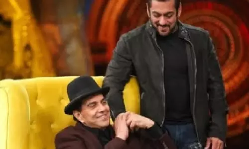 Dharmendra को श्रद्धांजलि देते हुए सलमान खान की भावुक प्रतिक्रिया सामने आई Dharmendra को श्रद्धांजलि देते हुए सलमान खान की भावुक प्रतिक्रिया सामने आई