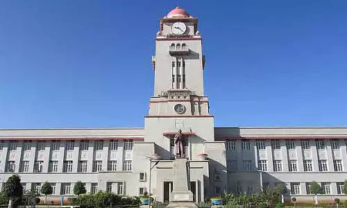 Karnataka यूनिवर्सिटी के रजिस्ट्रार ने ड्राइवर रिटायरमेंट के दिन अपनी कार चलाई
