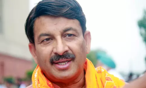 Manoj Tiwari ने मदनी की टिप्पणी को घेरा, महंत राजू दास बोले—सोच ठीक नहीं