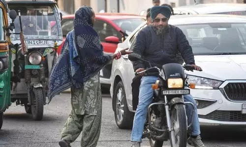 Ludhiana ट्रैफिक लाइट पर भीख मांग रहे ट्रांसजेंडर, पैसे न मिलने पर वाहन चालकों को श्राप देते हैं Ludhiana ट्रैफिक लाइट पर भीख मांग रहे ट्रांसजेंडर, पैसे न मिलने पर वाहन चालकों को श्राप देते हैं