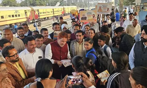 Haryana : सांसद बराला ने सिरसा में रेल यात्रियों से बातचीत की