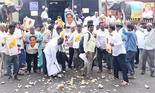 Tumkur : सिद्धारमैया के समर्थन में अहिंदा सड़कों पर उतरे Tumkur : सिद्धारमैया के समर्थन में अहिंदा सड़कों पर उतरे