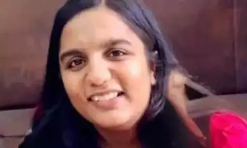 माजदा ने बेटी और पिता को लिया चपेट में, एक की मौत माजदा ने बेटी और पिता को लिया चपेट में, एक की मौत