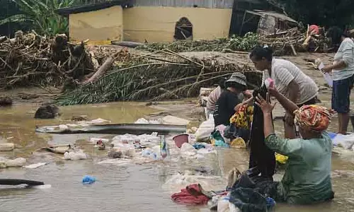 MEDAN सुमात्रा में खतरनाक बाढ़ के बाद लोग खाने-पीने के लिए लूटपाट करने को मजबूर MEDAN सुमात्रा में खतरनाक बाढ़ के बाद लोग खाने-पीने के लिए लूटपाट करने को मजबूर