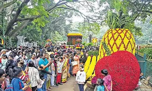 कब्बन पार्क फ्लावर शो: लोगों की भीड़ उमड़ी, एंट्री टाइम बदला गया कब्बन पार्क फ्लावर शो: लोगों की भीड़ उमड़ी, एंट्री टाइम बदला गया