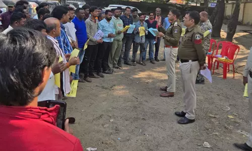 पुलिस ने ऑटो चालकों को किया तलब, साइबर अपराध से बचने के उपाए बताए पुलिस ने ऑटो चालकों को किया तलब, साइबर अपराध से बचने के उपाए बताए