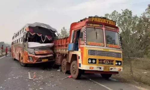 Adilabad में प्राइवेट ट्रैवलर बस के लॉरी से टकराने से दो लोगों की मौत