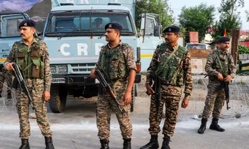 जम्मू-कश्मीर के पुलवामा में CRPF के दो जवान झुलस गए जम्मू-कश्मीर के पुलवामा में CRPF के दो जवान झुलस गए