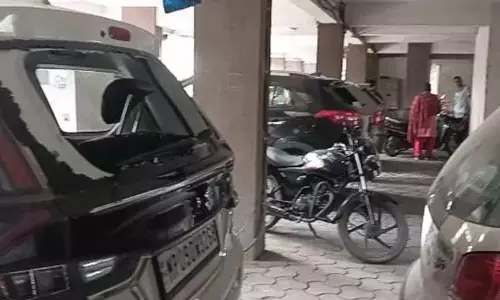 सुरक्षाकर्मी ही उत्पात मचा रहा था, गाड़ियों में तोड़फोड़ के आरोप में गिरफ्तार