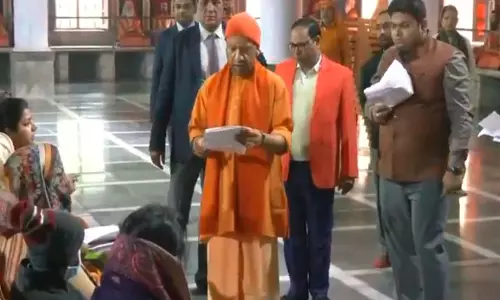 CM योगी ने गोरखपुर में जनता दर्शन के दौरान जनता की शिकायतों और चिंताओं का किया समाधान