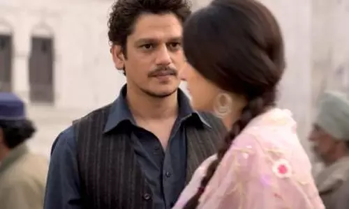 Vijay Varma की इमोशनल थिएटर विज़िट ने इंटरनेट पर जीत हासिल की Vijay Varma की इमोशनल थिएटर विज़िट ने इंटरनेट पर जीत हासिल की