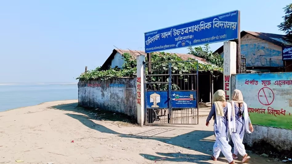 Assam : धुबरी स्कूल ब्रह्मपुत्र के कटाव के खतरे से जूझ रहा है, तुरंत दखल की मांग