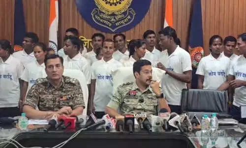 हिंसा छोड़ समाज में लौटे 27 नक्सली
