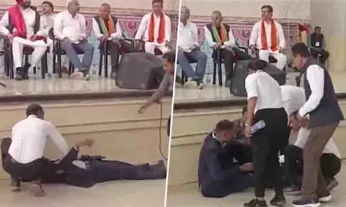 Vadodara: जेपी नड्डा के भाषण के दौरान सुरक्षा गार्ड गिरा, अब हालत स्थिर Vadodara: जेपी नड्डा के भाषण के दौरान सुरक्षा गार्ड गिरा, अब हालत स्थिर