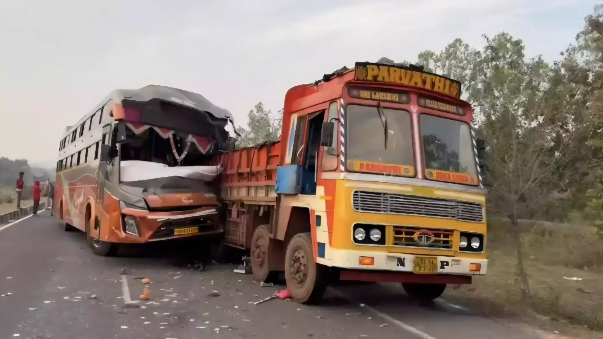 Adilabad में NH-44 पर बस-लॉरी की टक्कर में दो लोगों की मौत, तीन घायल