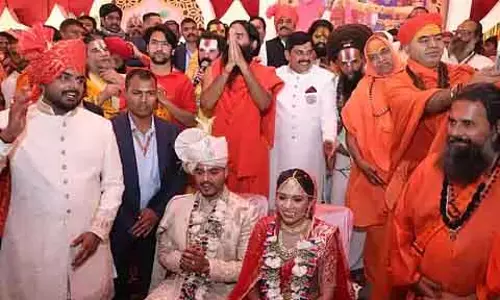 CM  ने उज्जैन में सामूहिक समारोह में बेटे की शादी की; रामदेव, धीरेंद्र शास्त्री, सिंधिया और अन्य नए जोड़े को आशीर्वाद दिया
