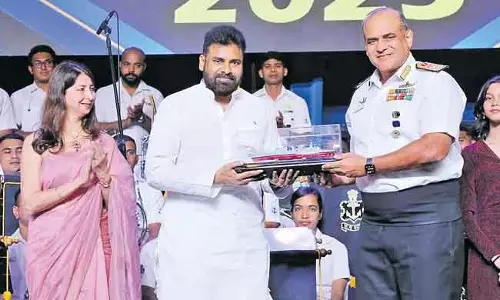 Andhra : उपमुख्यमंत्री ने नौसेना संगीत समारोह का दौरा किया