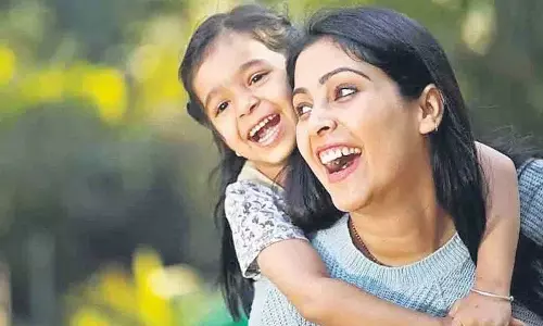 एक्सपर्ट्स का कहना है कि Parenting से बच्चों पर स्ट्रेस बढ़ता है एक्सपर्ट्स का कहना है कि Parenting से बच्चों पर स्ट्रेस बढ़ता है