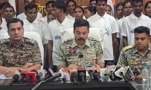 Dantewada में 12 महिलाओं समेत 37 माओवादियों ने सरेंडर किया