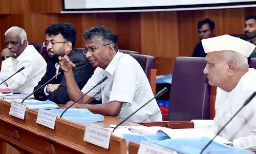 इस्तेमाल न हो पाने वाले फंड: अधिकारियों पर आरोप इस्तेमाल न हो पाने वाले फंड: अधिकारियों पर आरोप