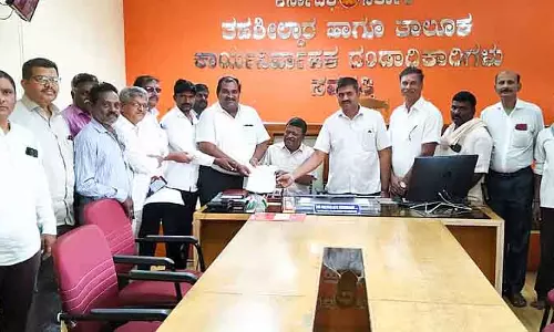 Savadatti : सरकारी PU कॉलेज के प्रिंसिपल को सस्पेंड करने की मांग Savadatti : सरकारी PU कॉलेज के प्रिंसिपल को सस्पेंड करने की मांग
