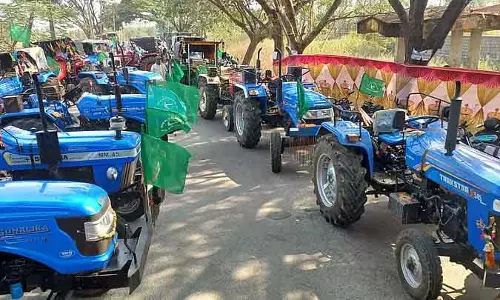 Haveri : मक्के के समर्थन मूल्य की मांग को लेकर ट्रैक्टर जुलूस Haveri : मक्के के समर्थन मूल्य की मांग को लेकर ट्रैक्टर जुलूस
