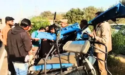 भयंकर सड़क हादसा: 5 लोगों की मौत, बस और ऑटो भिड़े भयंकर सड़क हादसा: 5 लोगों की मौत, बस और ऑटो भिड़े
