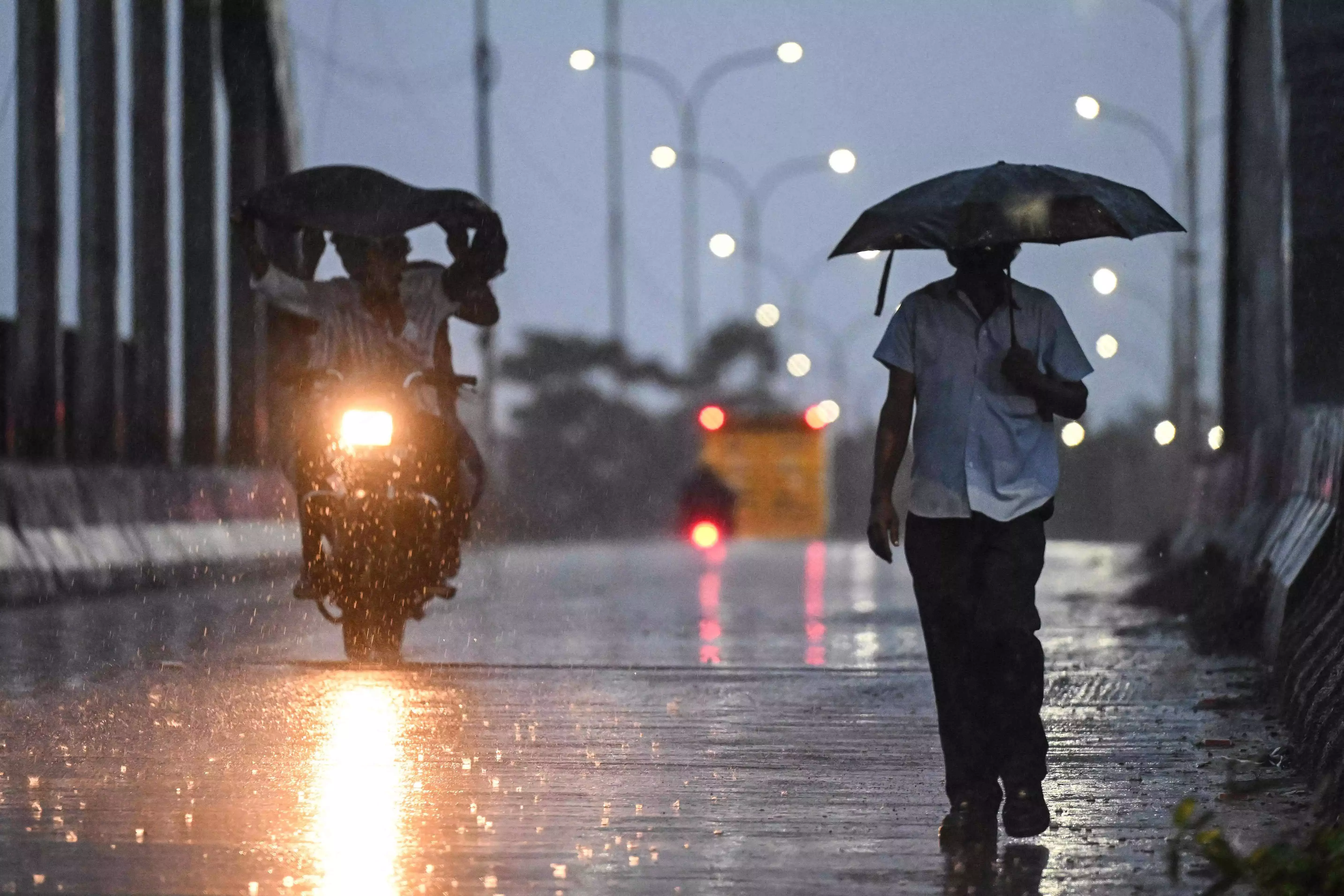 दक्षिण-पश्चिम खाड़ी के ऊपर चक्रवात दितवाह तेज़ हुआ दक्षिणी तटीय Andhra में भारी बारिश दक्षिण-पश्चिम खाड़ी के ऊपर चक्रवात दितवाह तेज़ हुआ दक्षिणी तटीय Andhra में भारी बारिश