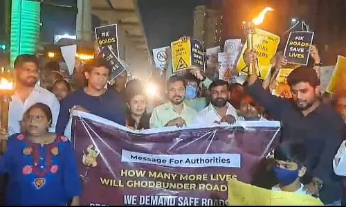 Thane : निवासियों ने घोड़बंदर रोड पर जानलेवा सड़क हादसों के विरोध में मशाल रैली निकाली