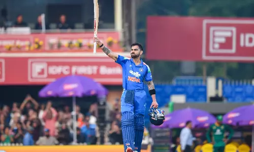 Virat के बाद धोनी-लैंड ने चमक बिखेरी Virat के बाद धोनी-लैंड ने चमक बिखेरी